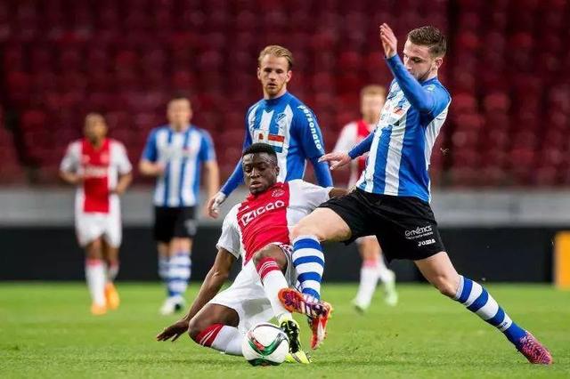 手咄咄逼人 手咄咄逼人